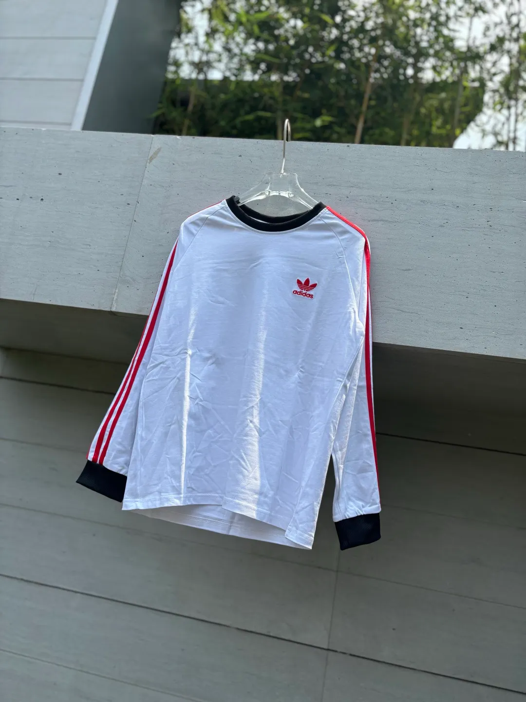 𝟬𝟱𝟰𝟰𝟲#Exclusive real shot/difference between various stolen pictures and online version on the market [𝗮𝗱𝗶𝗱𝗮𝘀 Adidas clover long-sleeved T-shirt, made of soft cotton fabric, skin-friendly, Breathable, super comfortable to wear. ✅Full set of 1:1 customized accessories ➕Customized three-label ➕𝗬𝘂𝗮𝗻 version of the hang tag ➕𝗹𝗼𝗴𝗼 packaging bag🔥 ➕Scan the tag to enter the official website. ✅Top version, ins Xiaohongshu Kuaishou Got something = lots of bloggers are wearing it. ✅Adidas’ absolute Hot Sale star Same Style Details are online, feel free to compare! The iconic clover logo embellishes the chest, highlighting the brand's charm. Fixed color and classic three-bar stripes, classic will never go out of style! Versatile is not picky, the original model is perfect for the upper body, so buy it with your eyes closed! ✅The striped elements on both sides of the sleeves add a sporty and fashionable feel, making it easily adaptable to various sports or daily leisure scenes. Whether you are running for fitness or hanging out on the street, it can keep you full of energy without losing the sense of fashion. ✅Complete sizes to meet the needs of different body shapes! Color; white with red Size S-3XL